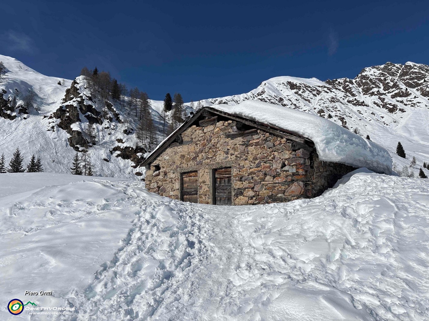 35 Un bel po' di neve sul tetto.jpg